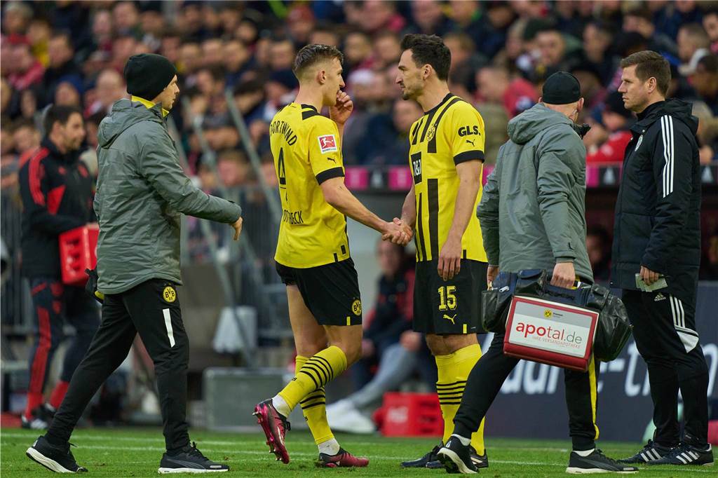 BVB-Verteidiger Hummels plötzlich wieder gefragt: Zukunft bleibt aber weiter ungewiss Mats Hummels und Nico Schlotterbeck schütteln die Hände.