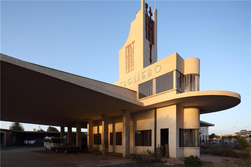 Asmara: Art déco und Bauhaus-Stil in Eritrea Eine Tankstelle wie ein Flugzeug. Foto: Edward Denison