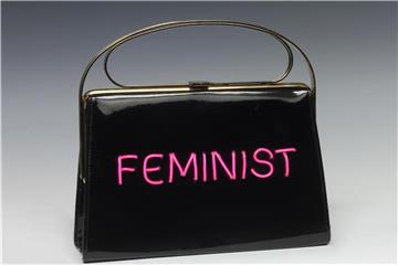 Eine Tasche der Designerin Michelle Pred zeigt eines ihrer Modelle mit der Aufschrift "Feminist". Foto: Don Felton/Michele Pred