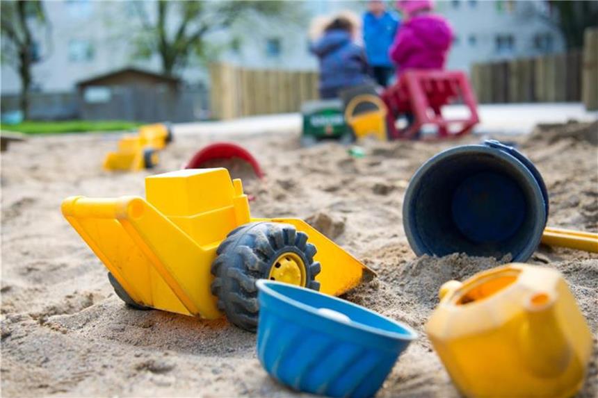 Berufstätigkeit und Kinder miteinander vereinbaren Eine Tasse Kaffee kann helfen, den schnellen Wechsel zwischen Büro und Sandkasten zu vollziehen. Foto: Monika Skolimowska