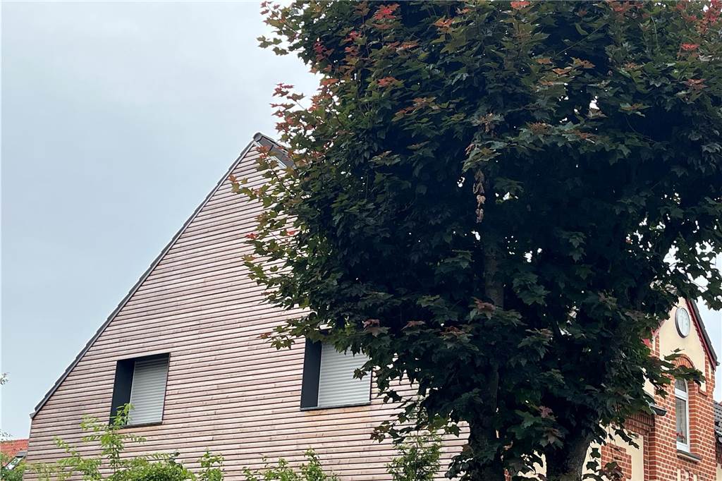 Fritz Bender widerspricht Sanierungsfahrplan und heizt mit Wärmepumpe Auf dem Foto ist die renovierte Teilfassade zu sehen.