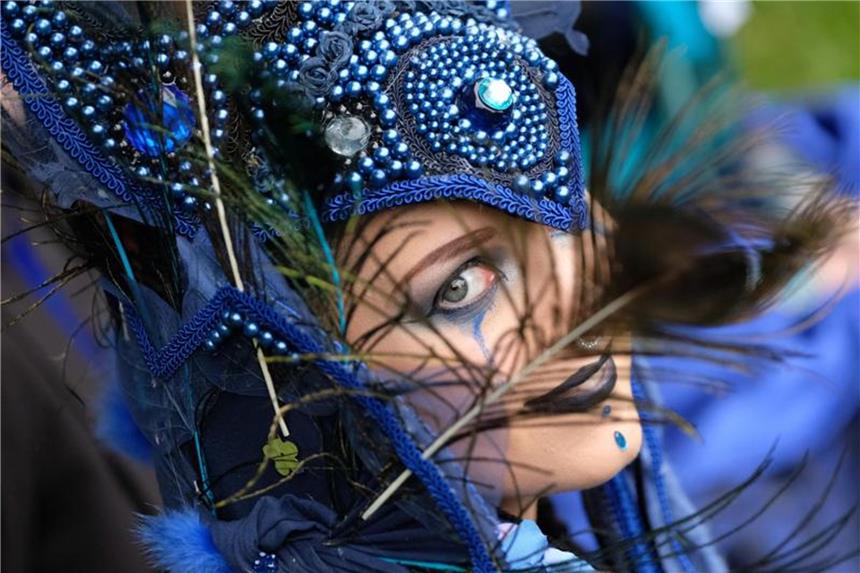 Schwarz und ein bisschen Rokoko Eine Teilnehmerin des Wave-Gotik-Treffens in Leipzig. Foto: Sebastian Willnow