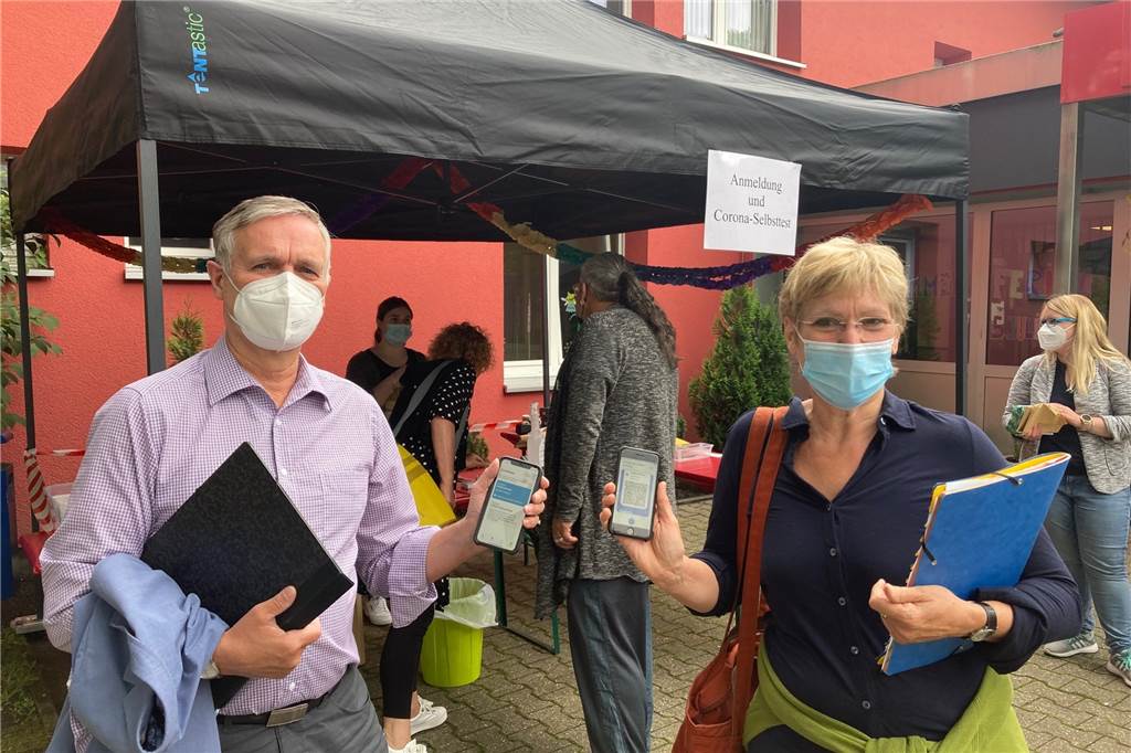 Spiel und Spaß statt Corona-Stress - Dortmunder Ferienspiele sind eröffnet Eine Teststation gehört zu den Corona-Schutzmaßnahmen bei den Ferienaktionen. Erwachsene - wie hier Manfred Hagedorn vom Fachbereich Schule und Jugenddezernentin Daniela Schneckenburger - können auch ihren Impfnachweis vorzeigen.