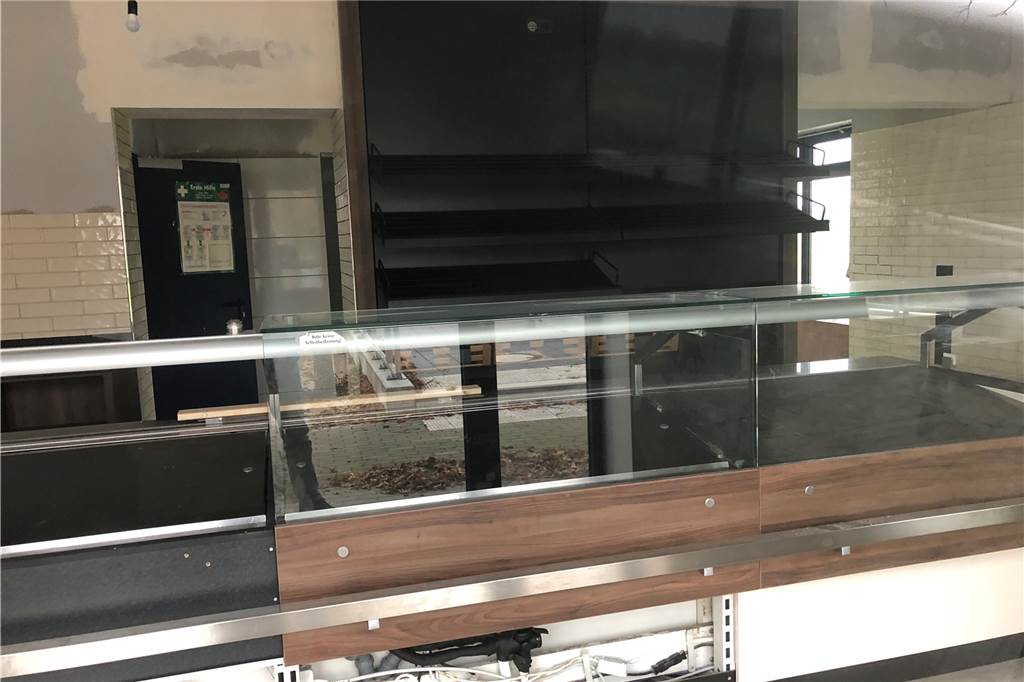 Eine Theke steht schon im ansonsten leeren Gebäude am Bahnhof Beifang.