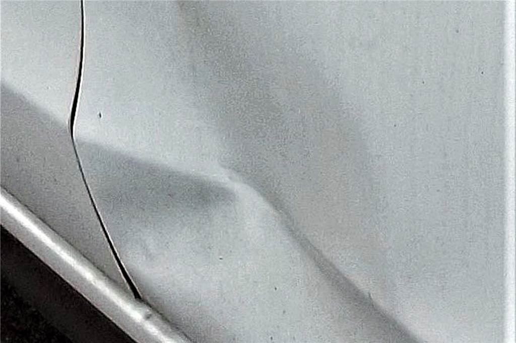 Noch mehr kaputte Autos: Spur der Unfallfluchten führt quer durch die Stadt Eine tiefe Beule hatte der Unfallflüchtige in der Tür des Misubishi hinterlassen. Auf dem Schaden von rund 1900 Euro blieb Werner Schau sitzen, sagt er.