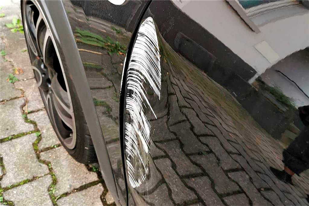 Schock am Feierabend: Auto auf dem Parkplatz schwer beschädigt Eine tiefe Delle und Lackkratzer hinterließ der unbekannte Verursacher an dem Mini-Cooper. Die Polizei schätzt den Schaden auf 2.500 Euro.