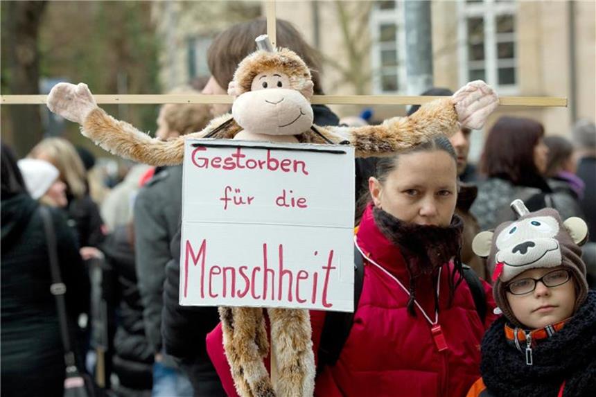 Eine Tierversuchsgegnerin protestiert in Tübingen gegen Affenversuche am Max-Planck-Institut. Foto: Michael Latz