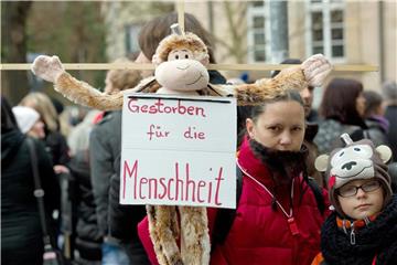 Eine Tierversuchsgegnerin protestiert in Tübingen gegen Affenversuche am Max-Planck-Institut. Foto: Michael Latz