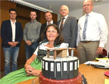 Eine Torte in Form eines Aktenrondells mit einem Schreibtisch darauf hat Roswitha Cornelis von ihrer Tochter gebacken bekommen. Seit 40 Jahren arbeitet Cornelis in der Schermbecker Verwaltung und erhielt dafür am Dienstag die Gratulationen von (v.l.) Dirk Kuhmann, Fachbereichsleiter Zentrale Dienste, Alexander Thomann (Personalratsvorsitzender), Bürgermeister Mike Rexforth, Herbert Tekaat (Stellvertreter des Bürgermeisters) und Kämmerer Frank Hindricksen.