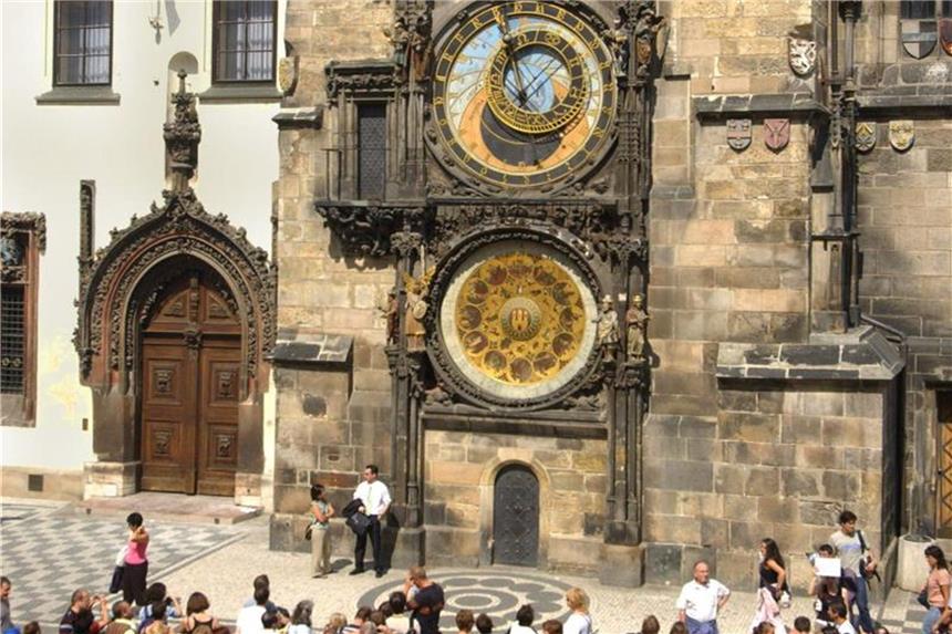 Prager Rathausuhr verstummt für mehrere Monate Eine Touristenattraktion: die astronomische Uhr am Alstädter Rathaus in Prag. Zurzeit wird sie aufwendig restauriert. Foto: Wolfgang Thieme/dpa/Archiv