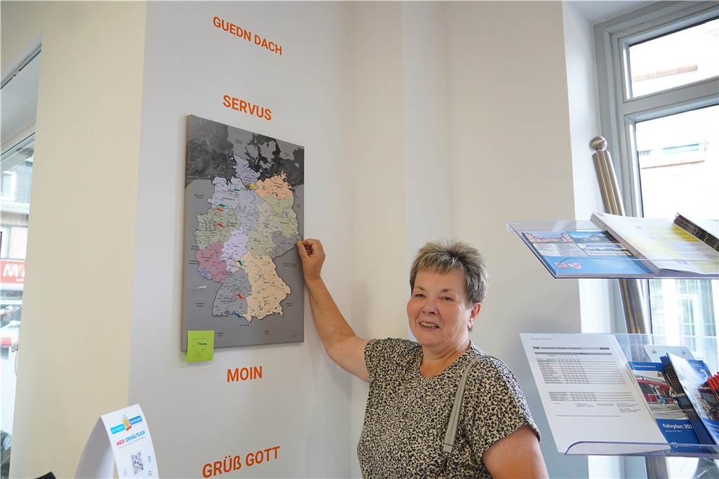 Eine Touristin aus Sachsen verewigt sich mit einem Pin auf der Besucherkarte.
