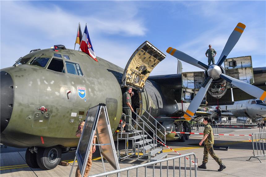 Luftwaffe donnert im Tiefflug knapp über Haltern am See hinweg Eine Transall C-160D der Luftwaffe.