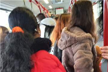 Eine typische Szene aus einem Bus in Dorsten, entstanden während einer „Stoßzeit". Abstände können nicht eingehalten werden, müssen es auch nicht, aber es gäbe oftmals Ausweichmöglichkeiten.