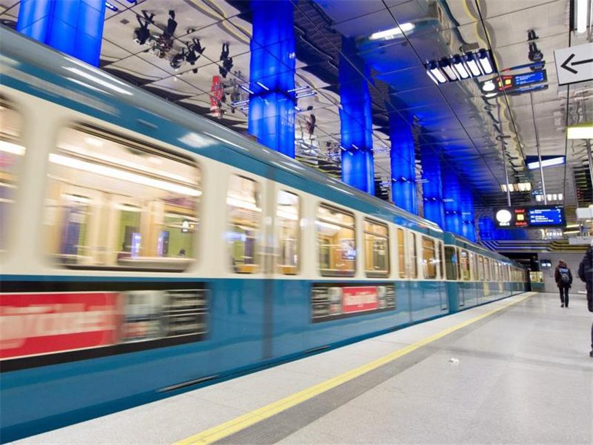Eine U-Bahn fährt in München durch die Station Münchner Freiheit. Foto: Alexander Heinl/Illustration