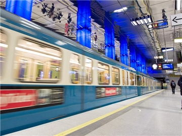 Eine U-Bahn fährt in München durch die Station Münchner Freiheit. Foto: Alexander Heinl/Illustration