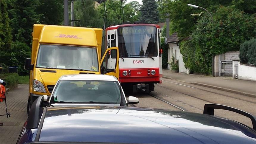Stadtbahn touchierte Paketwagen - U42 war unterbrochen Eine U42 ist am Mittwochmittag in Barop mit einem Postwagen kollidiert.