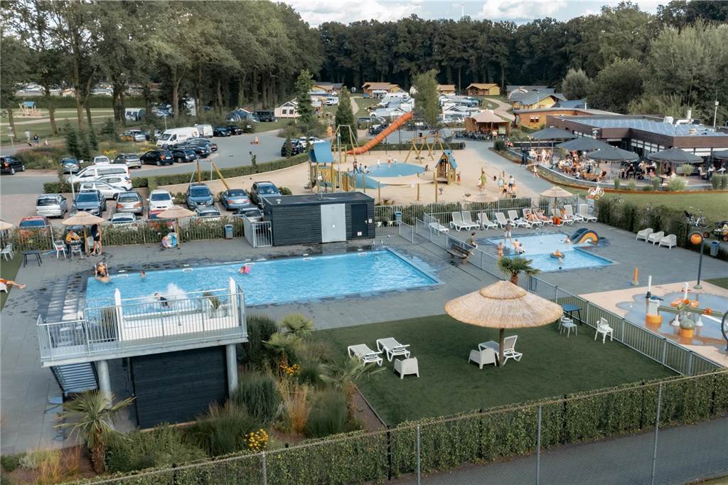 Von der Schmuggelhütte zum Ferienpark: Campingplatz italienische Meere Campingplatz mit Zelten und Spielgeräten