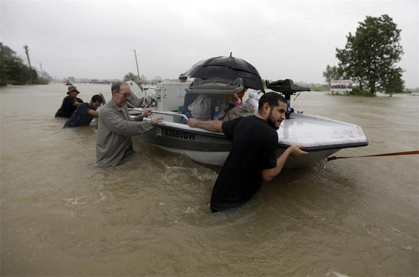 Noch mehr Regen: "Harvey" nimmt Kurs auf Louisiana Eine überflutete Straße in Texas.