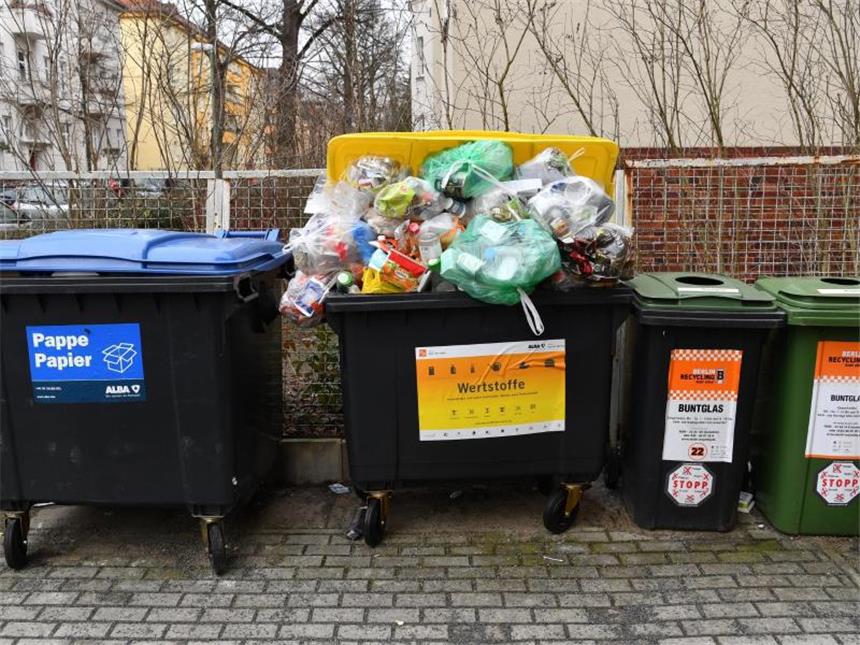 Bericht: Grüne wollen bundesweit einheitliches Müllsystem Eine überfüllte Wertstofftonne, eine Mülltonne für Pappe und Papier und Tonnen für Buntglas in einem Berliner Wohngebiet. Foto: Jens Kalaene