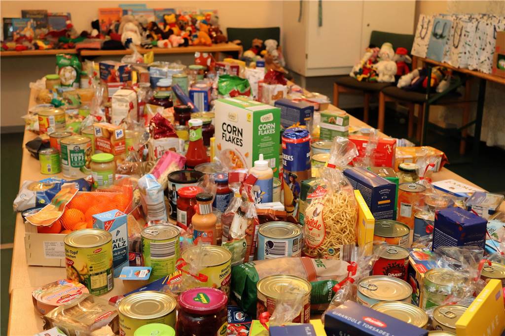 Einsame feierten Heiligabend gemeinsam: Abend voller Freude und Trost Lebenmittel auf einem Tisch