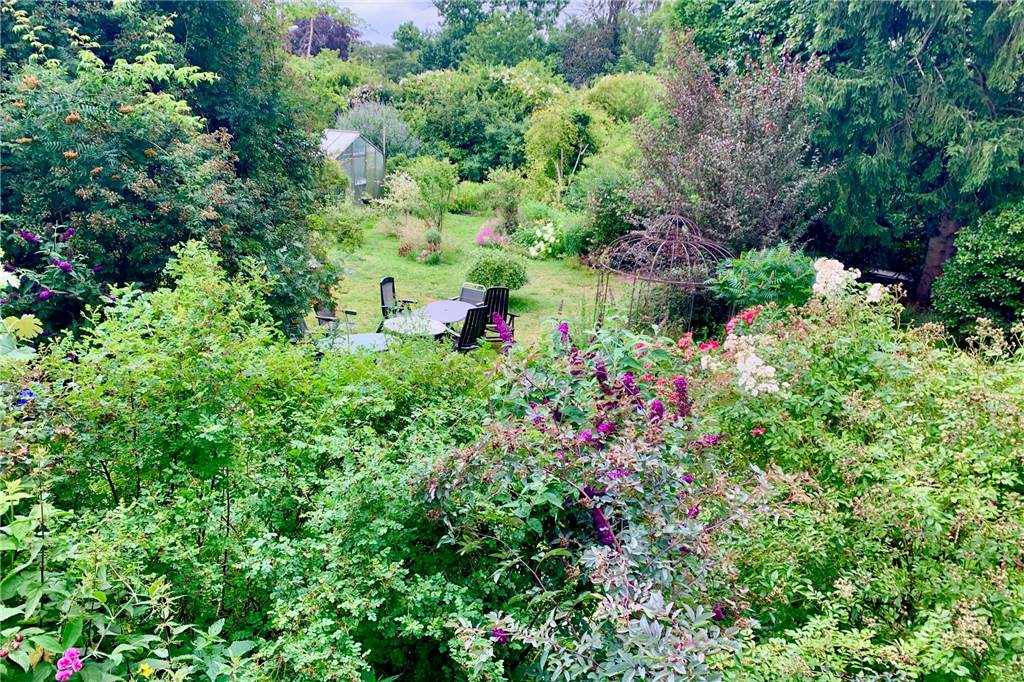 Dornhöfchen: Künstlerpaar schafft märchenhaften Garten am Schwerter Wald Eine Übersicht von einem höher gelegenen Platz. Zu sehen ist aber nur ein Teil des Gartens.