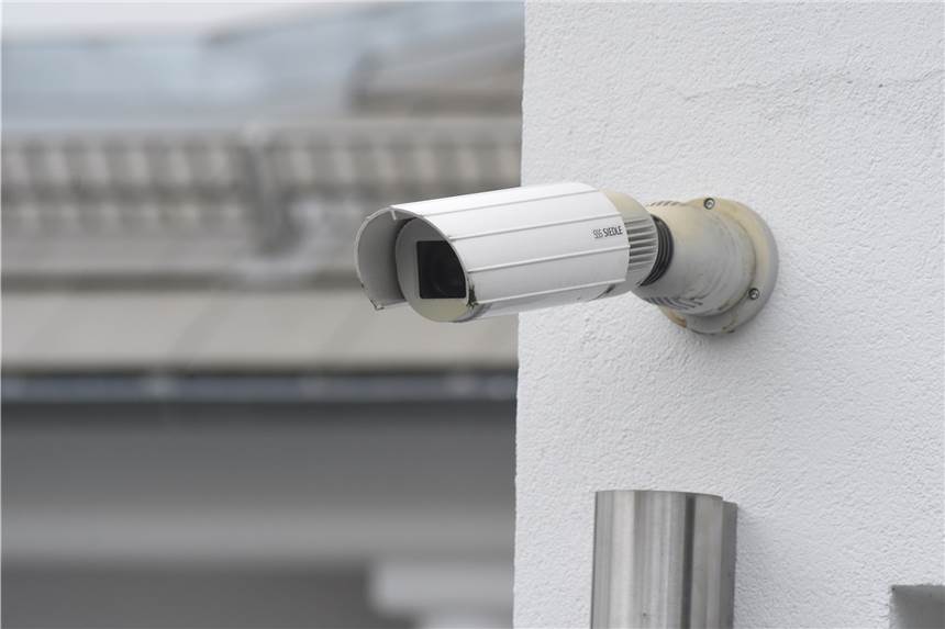 Hilft mir Videoüberwachung an meinem Haus gegen Einbrecher wirklich? Eine Überwachungskamera an einem Wohnhaus. Beim Filmen, das auch öffentliche Bereiche mit aufnehmen könnte, gibt es viele Regeln zu beachten.