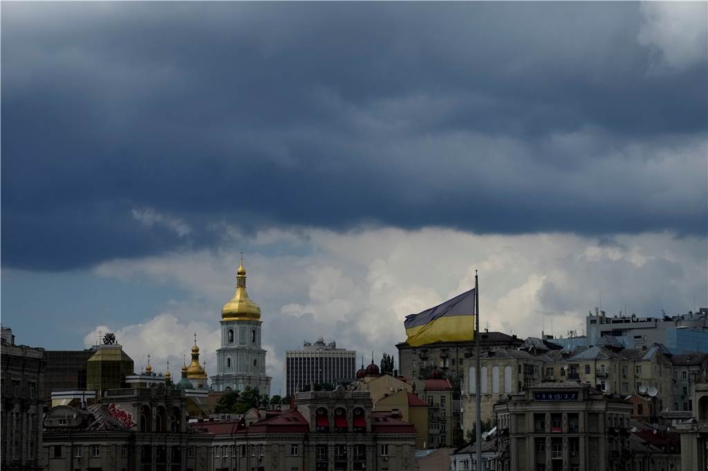 Lüner Familie: Kontakt zu ukrainischen Gästen ist weiter intensiv Eine ukrainische Flagge weht vor Gebäuden in Kiew. Derzeit sind Oksana und Viktoria in ihrer Heimatstadt zu Besuch.