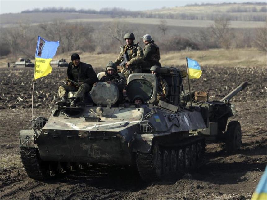 Poroschenko warnt vor Aufflammen neuer Kämpfe im Donbass Eine ukrainische Panzerbesetzung verlässt mit einem Artilleriegeschütz im Schlepptau die Krisenregion in der Ostukraine. Foto: Anastasia Vlasova