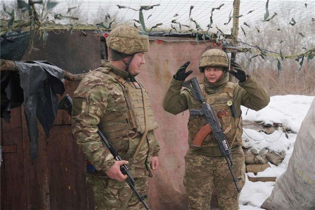 Ukraine-Krise: Putin äußert sich erstmals und warnt vor Kriegsgefahr Eine ukrainische Soldatin (r) und ein Kamerad an der Frontlinie in Luhansk.