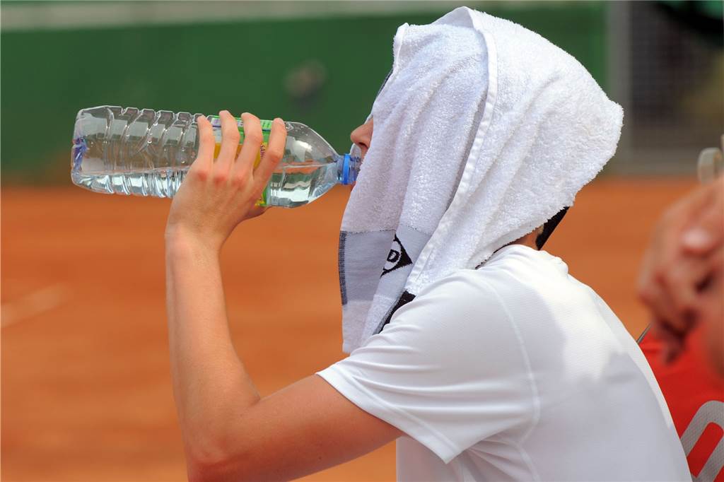 Triathlon, Beachvolleyball und Tennis bei fast 40 Grad - das sagt ein Sportmediziner Eine umfangreiche Flüssigkeitszufuhr ist auch für die Tennisspieler am Wochenende wichtig.