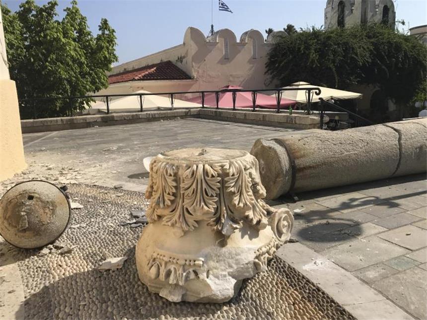 Seebeben vor Kos versetzt Urlauber in Angst Eine umgestürzte Säule an einer beschädigten Kirche auf Kos. Foto: Michael Probst