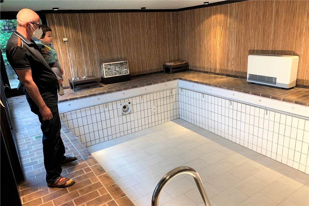 Markus Park wohnt in einem Ludes-Haus: Luxuriöses Leben im Stil der 80er-Jahre Markus Park und Sohn Jonathan im Schwimmbad des Hauses