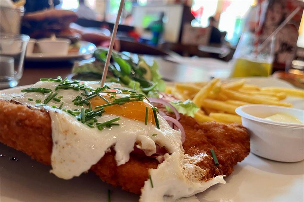 Neues Extrablatt im Test: So schneiden Service, Essen und Getränke ab Krüstchen-Schnitzel im Café Extrablatt in Castrop-Rauxel