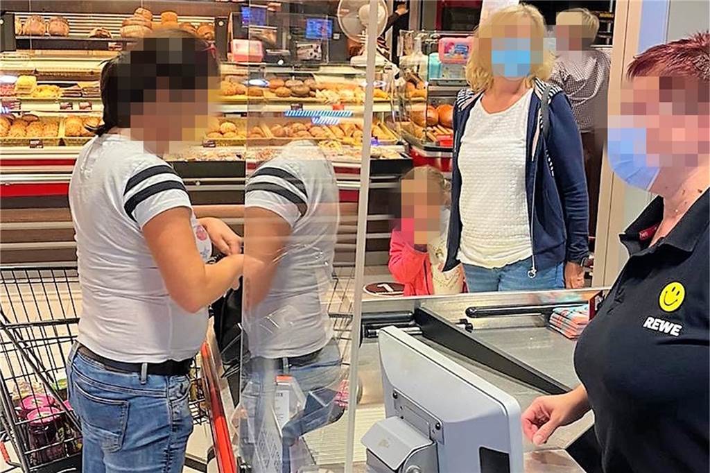Maskenverweigerer im Supermarkt: Schmeißt diese Leute aus dem Laden! Eine unglaubliche Szene: Eine Maskenverweigerin darf in einem Supermarkt einkaufen und grundlos andere Menschen gefährden. Sogar ein kleines Kind steht in ihrer Nähe.