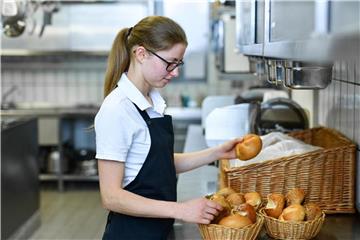 Eine unter wenigen: Ruth Heizmann macht eine Ausbildung zur Hauswirtschafterin - und ist damit fast eine Seltenheit. Denn der Beruf ist weitestgehend unbekannt, entsprechend klein ist die Zahl der Interessenten. Foto: Uwe Anspach