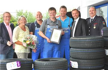 Eine Urkunde dafür, dass sie KFZ-Mechaniker und Feuerwehrmann Marco Kantzner (3.v.l.) auch während der Arbeitszeit zu Einsätzen ausrücken lassen, erhielten Dirk (M.) und Thorsten Terhardt (3.v.r.) von Bürgermeister Mike Rexforth (2.v.l.).