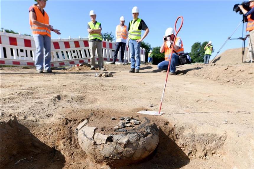 Rund 2000 Jahre alte Urnen in Kabel-Trasse entdeckt Eine Urne aus der Eisenzeit auf der Baustelle eines Kabelgrabens in Mohrkirch. Foto: Carsten Rehder
