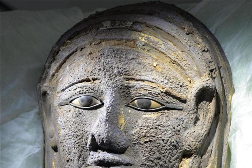 Tübinger Ägyptologen entdecken vergoldete Mumienmaske Eine vergoldete Mumienmaske aus saitisch-persischer Zeit (664-404 v.Chr). Die Maske wurde in einer ausgedehnten Grabanlage gefunden, die seit 2016 von Ägyptologen der Universität Tübingen (Baden-Württemberg) untersucht wird. Foto: Ramadan B. Husssein/Universität Tübingen