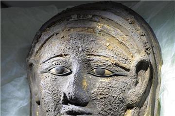 Eine vergoldete Mumienmaske aus saitisch-persischer Zeit (664-404 v.Chr). Die Maske wurde in einer ausgedehnten Grabanlage gefunden, die seit 2016 von Ägyptologen der Universität Tübingen (Baden-Württemberg) untersucht wird. Foto: Ramadan B. Husssein/Universität Tübingen