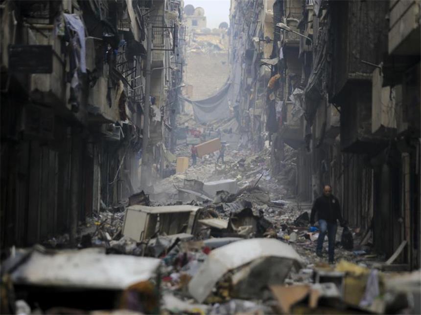 Gabriel: Assad muss zur Rechenschaft gezogen werden Eine verwüstete Straße in Aleppo. Die Stadt liegt nach dem mehrere Jahre andauernden Krieg fast vollständig in Trümmern. Foto: Hassan Ammar / Archiv