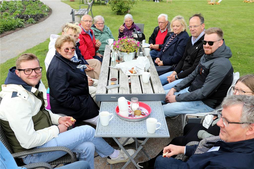 Eine vier Generationen Familie aus Oberhausen: Monika und Helmut Barth feierten vergangene Woche ihre Diamantene Hochzeit. Mit Kindern, Enkelkindern und dem noch nicht geborenen Urenkel verbrachten sie den Samstag im Dahliengarten.