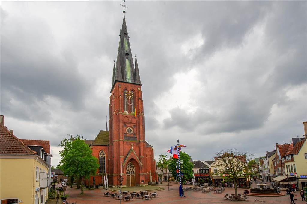 Gedenken an Anschlagsopfer: Christen und Muslime beten gemeinsam Eine Viertelstunde soll in St Sixtus der Opfer der Anschläge gedacht und gebetet werden.