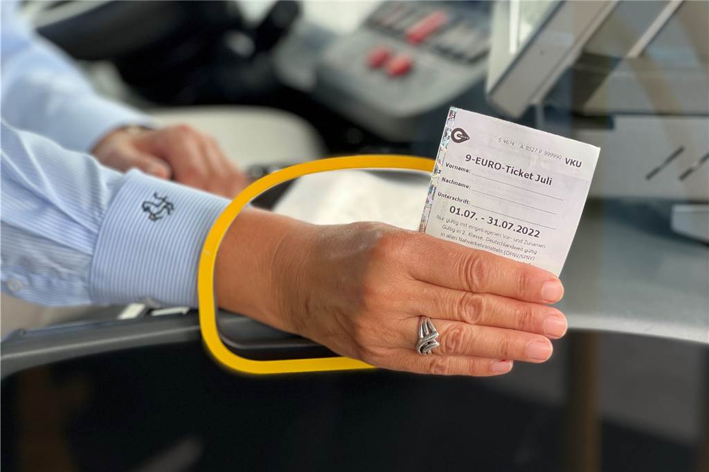 9-Euro-Ticket - Lünerin zieht erste Bilanz: „Ohne Stress und günstig“ Eine VKU-Mitarbeiterin zeigt ein 9-Euro-Ticket. Die Aktion läuft noch bis 31. August. Pro Monat kostet das Ticket neun Euro.