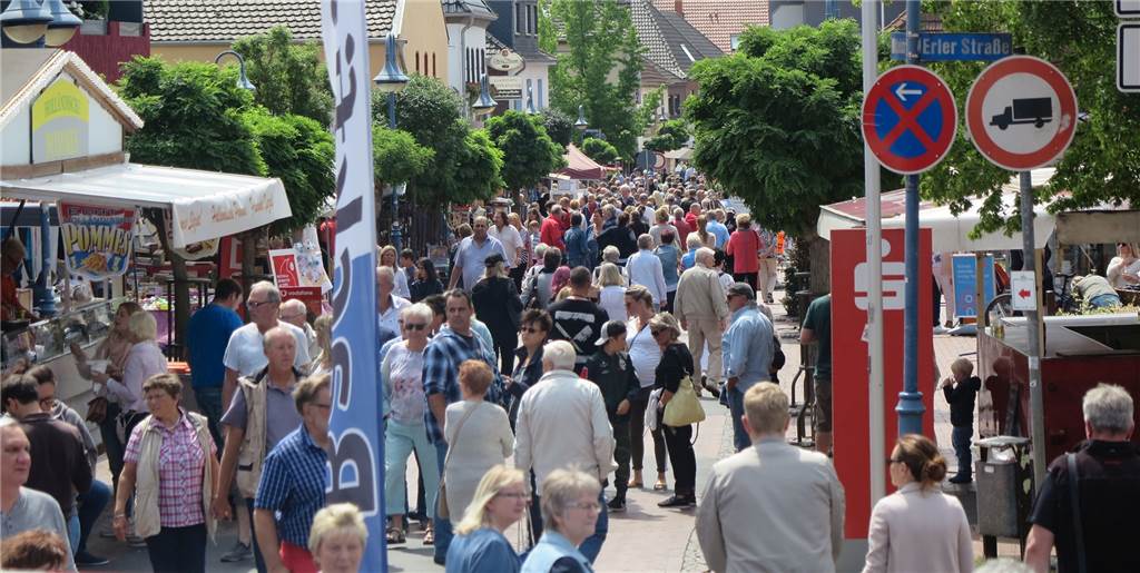 Prognose bis 2050: So entwickeln sich Schermbeck und Raesfeld Viele Menschen auf der Schermbecker Mittelstraße
