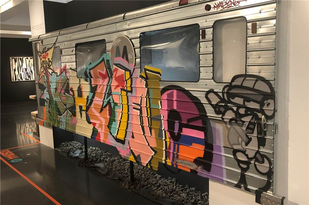 Hier sehen Sie eine Ausstellung, die im Moment niemand sehen darf Eine vom Graffiti-Künstler "Kasino" bemalte Zugwand ist Teil der Ausstellung im Dortmunder U.