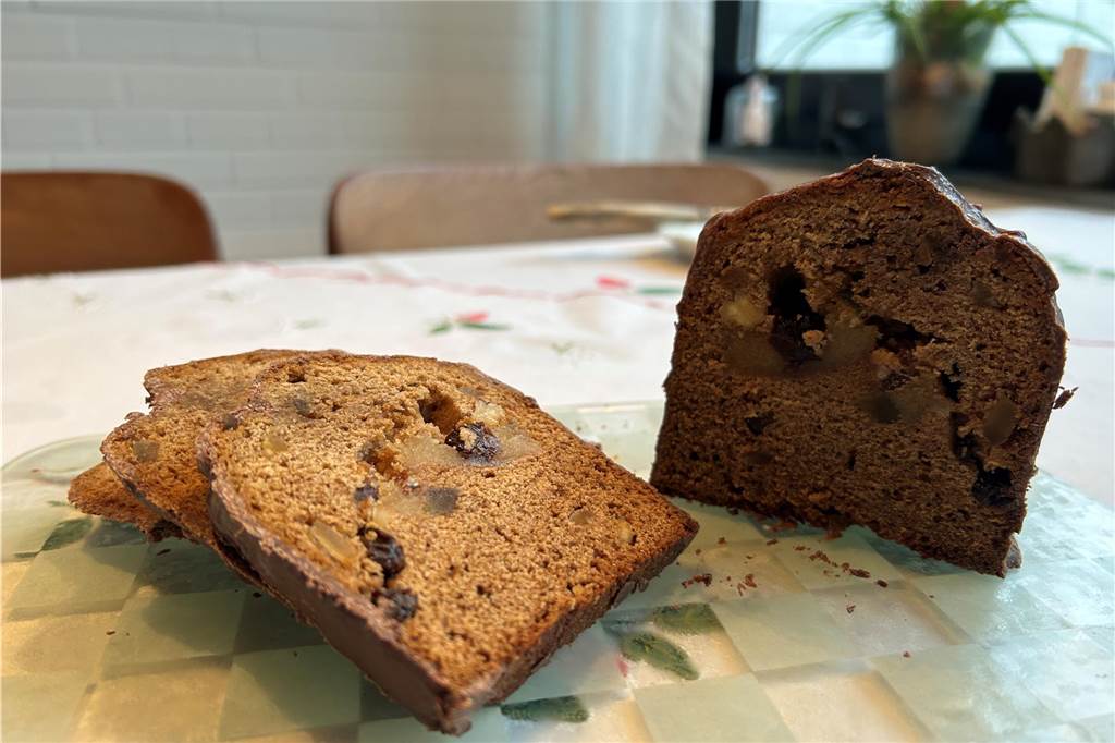 Schermbeckerin backt mit der Dorstener Zeitung Liegnitzer Bomben Eine aufgeschnittene Liegnitzer Bombe, die mit Marzipan, Rosinen und gehackten Nüssen gefüllt ist.