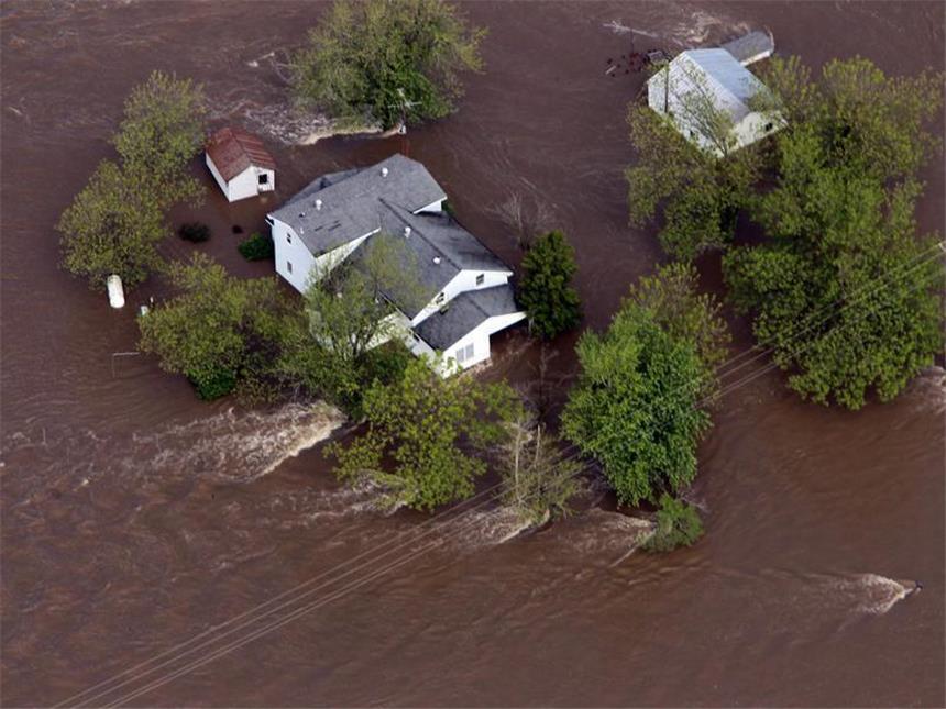 Dämme halten Mississippi-Flutwelle stand Eine von den Wassermassen umspülte Farm in Missouri.