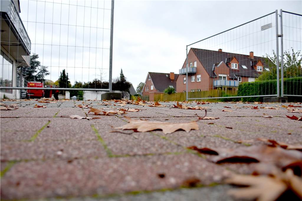 Stadt plant neue Flüchtlingsunterkünfte: Sporthalle bleibt Notunterkunft Eine von drei neuen Gemeinschaftsunterkünften soll auf dem Gelände des ehemaligen Autohauses Gerding an der Wessumer Straße aufgebaut werden. Zwei weitere Standorte in der Kernstadt und in Ottenstein werden noch gesucht.