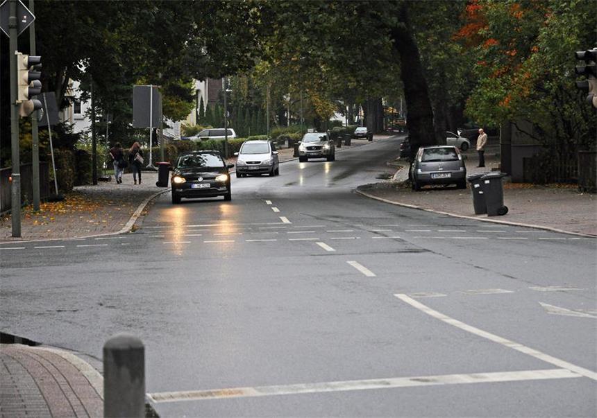 Darum hat Firma Straßen nicht in den Ferien saniert Eine von drei Straßen, die bald saniert werden: Die Gahmener Straße zwischen Einmündung Bahnstraße und Hausnummer 280.