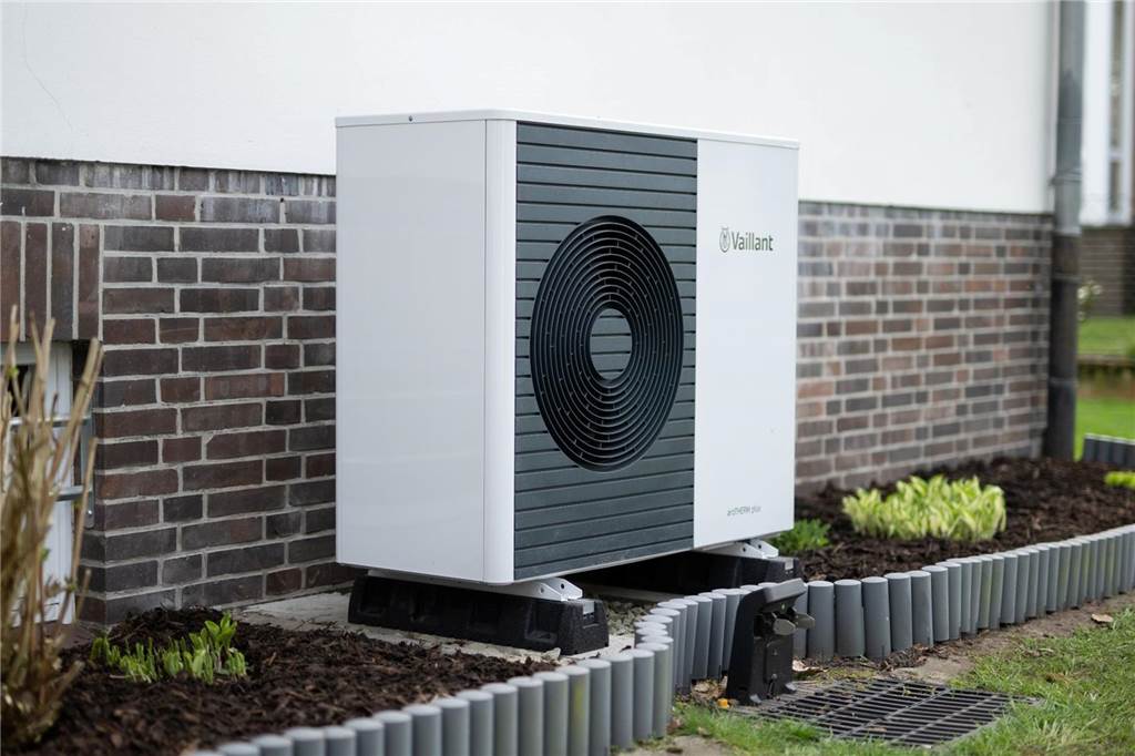 Es hat Vor- und Nachteile, eine Heizung zu mieten Eine Wärmepumpe an einem Haus